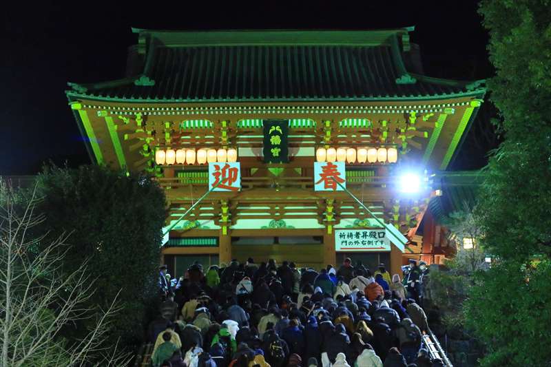 鶴岡八幡宮の初詣の風景