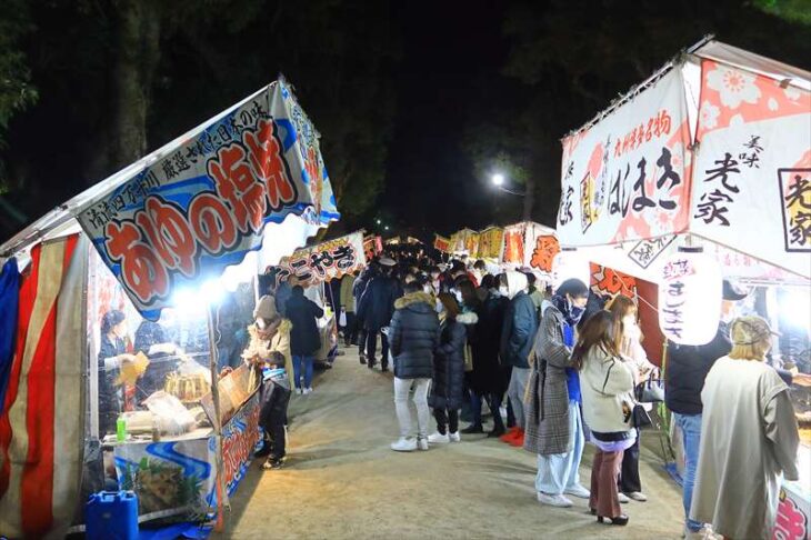 元日の神社の屋台